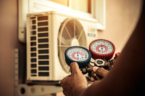 Professional Hvac technician working in Rossville, KS